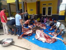 Ketua Dewan Balikpapan Sebarkan Daging Kurban ke Warga Perum Kelapa Gading Kampung Timur