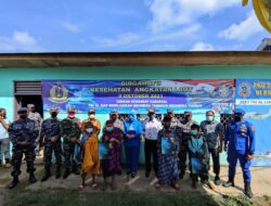Dalam Rangka Hari Kesehatan Angkatan Laut Lanal Balikpapan Gelar Khitanan Massal dan Pemberian Tali Asih di Kelurahan Jenebora