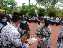 Guru SMPN 23 Nontje Raih Penghargaan Guru Berprestasi dan Berdedikasi