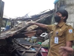 Dihantam Banjir Rob Rumah Ambruk, Lurah Minta Warga Waspada