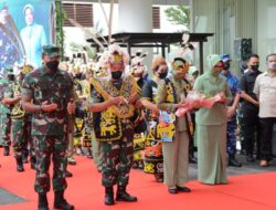 Tiba di Bumi Etam, Kasad Disambut Tradisi Tepung Tawar