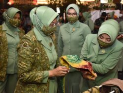 Ketum Persit KCK Apresiasi Hasil Kerajinan Anggotanya di PD VI/Mulawarman