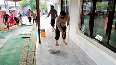 Pasca Banjir, Brimob Lakukan Kerja Bakti di Sejumlah Tempat Ibadah