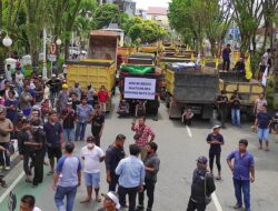 Mahasiswa dan Sopir Truk Gelar Aksi Demo di Depan Kantor Pemkot Balikpapan