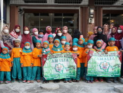 Bagi-Bagi Takjil, Cara Jitu RA Amalia Tanamkan Jiwa Sosial kepada Muridnya Dalam Rangka Jumat Berkah Saat di Bulan Suci Ramadan