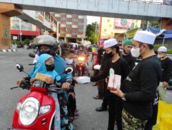 Majelis Taklim Ar-Rahman Berbagi 500 Kotak Takjil dan Nasi Kotak Gratis