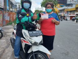 Bertoleransi, Kedai Kopi Mantaw Canton Bagikan Ratusan Takjil ke Pengendara