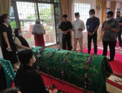 Innalillahi wa Inna Ilaihi Raji’un, Johny Ng Meninggal Dunia Wali Kota dan Wakil Ketua DPRD Lepas Jenazah Johnny NG