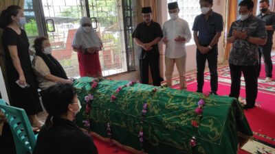 Innalillahi wa Inna Ilaihi Raji’un, Johny Ng Meninggal Dunia Wali Kota dan Wakil Ketua DPRD Lepas Jenazah Johnny NG
