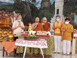 Peringati Waisak, Umat Buddha di Mahavihara Buddha Manggala Balikpapan Ikuti Puja Bhakti