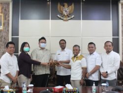 DPRD Balikpapan Serahkan Tali Asih Keluarga H Johny Ng, Sabaruddin: Teringat Kenangan Bersama Almarhum Ingin Bangun Pesantren Tahfiz Qur’an