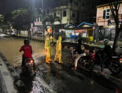 Tanggap Situasi, Personel Pammat Dit Samapta Polda Kaltim Bantu Warga Yang Melintasi Daerah Banjir