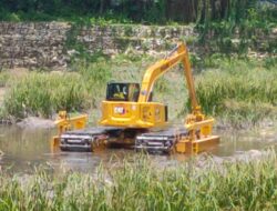 Tanggulangi Banjir, DPU Balikpapan Operasikan Eksavator Amphibi Senilai Rp4 Miliar