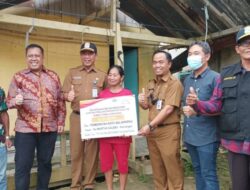 Disperkim Berikan BSPK RTLH Kepada Dua Warga Selok Baru