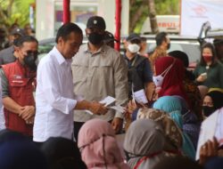 Presiden Jokowi Serahkan Bantuan BLT BMM dan BSU Kepada 200 Warga Balikpapan
