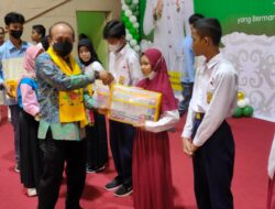 Kadisdikbud Serahkan BOP Alat Tulis dan Kelengkapannya Kepada Peserta Didik SKB