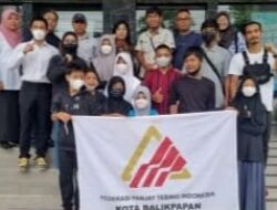 Disporapar Lepas Atlet Ke Kejurnas Panjat Tebing di Surabaya