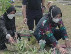 Dinkes Balikpapan Ziarah ke Makam Nakes Yang Gugur Saat Covid-19