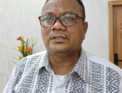Amdal Tanah Berceceran dan Debu Ganggu Pengguna Jalan dan Belajar Mengajar SMA Patra Dharma, Hasanuddin Meminta Kepada Pihak Pekerja Proyek, Segera Bersihkan dan Rapikan Tumpukan Galian Tanah