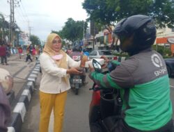 Hj Kasmah Anggota DPRD Balikpapan Berbagi Takjil Bagi Warga Yang Melintas Di Depan Kantor Golkar Balikpapan
