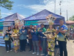 Delegasi Balikpapan foto bersama di stand pameran ajang FORNAS 2023