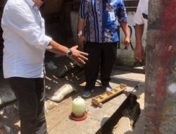 Tersumbat, Air Drainase Simpang Strat 1 Meluber ke Jalan. Fadlianoor: Akan Segera Dikerjakan, Warga Harap Bersabar