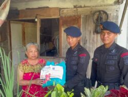 Program Jumat Berkah, Batalyon A Pelopor Brimob Kaltim Bagi Sembako Kepada Warga Kurang Mampu