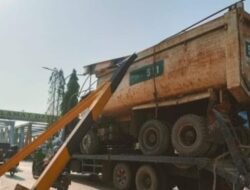 Truk Sangkut Portal Pembatas Dishub Kutim Minta Sopir Bertanggung Jawab Atas Kerusakan