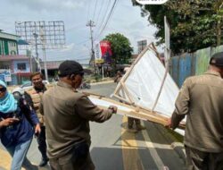 Kesbangpol Balikpapan Bersama Tim Gabungan Tertibkan Sejumlah Algaka Diruas Jalan