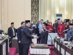 Ketua DPRD Balikpapan Lantik Muhammad Iwan PAW Almarhum Yohanis Patiung