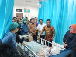 Wali Kota Rahmad Jenguk Petugas KPPS yang Rawat Inap di Rumah Sakit Balikpapan