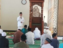Safari Jumat di Masjid Al Ikhlas Manggar, Wali Kota Balikpapan Serahkan Bantuan Sebesar Rp 100 juta