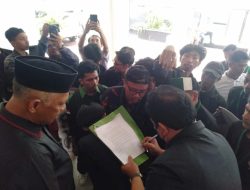 Gelar Unjuk Rasa Depan Kantor DPRD Balikpapan, Puluhan Mahasiswa di Terima Langsung Abdulloh S Sos
