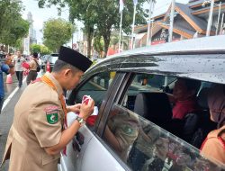 Pemkot Salurkan 7.000 Bendera Merah Putih pada Pengguna Jalan